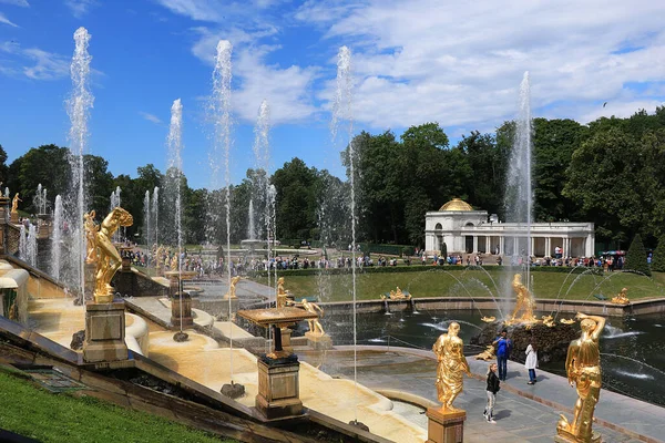 ロシア サンクトペテルブルク ピーターホフ 2018年7月4日 写真は ピーターホーフ州立博物館の上公園にある大カスケード噴水と公園を歩く人々です — ストック写真