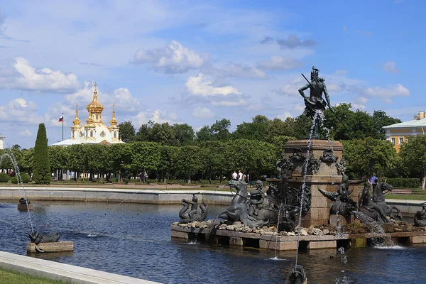 Russie Saint Pétersbourg Peterhof Juillet 2019 Photo Montre Fontaine Neptune — Photo