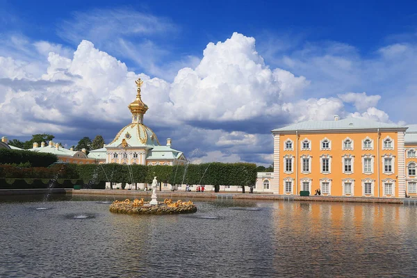 Russie Saint Pétersbourg Peterhof Juillet 2019 Sur Photo Temple Principal — Photo