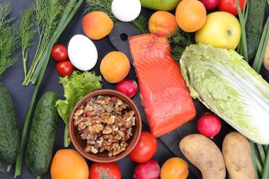 Sebzeler, meyveler, yumurtalar, fındıklar ve kırmızı balıklar. Kilo kaybı, yaşam tarzı, detoks diyeti için sağlıklı ve doğal besin kavramı, amacı karbonhidratları yok etmektir.