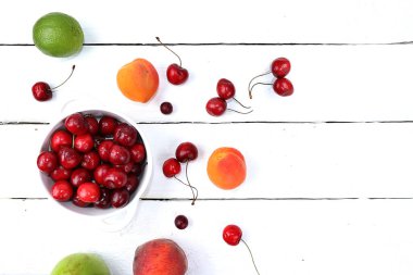 İçindekilerle sağlıklı bir kahvaltı. Yaz meyveleri, üzümler, kirazlar ve şeftaliler parlak bir masada. Sağlıklı ve doğal beslenme kavramı, yaşam tarzı.