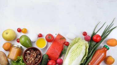 Hafif arka planda sebzeler, meyveler ve kırmızı balıklar. Kilo kaybı, yaşam tarzı, detoks ve keto diyeti için sağlıklı ve doğal besin konsepti, amacı metinler için bir yer olan karbonhidratları dışlamaktır..