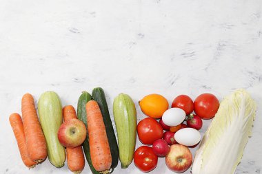 Beton bir masada yararlı doğal ürünler, sağlıklı yaşam tarzı konsepti. Sebze, meyve, fındık, yumurta ve ekmek, diyet gıda malzemeleri, düz yatak.