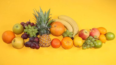 Tropikal meyveler, greyfurt, portakal, sarı arka planda limon, sağlıklı yiyecekler, yaz tabelası. Minimum rahatlama konsepti. Metnin yeri, düz taban. Sağlıklı ve doğal yiyecek kavramı. C vitaminleri