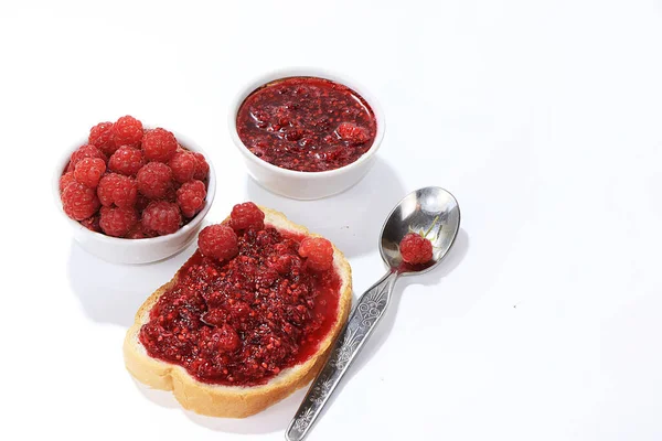 Rote Himbeeren Einer Tasse Und Toast Mit Marmelade Und Frischen — Stockfoto