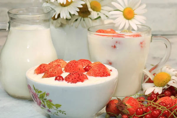 Strawberry Yogurt Milk Ripe Currant Berries Strawberries Dark Background Concept — Stock Photo, Image