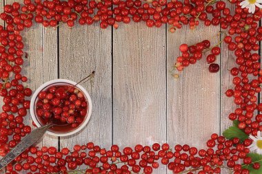 Taze üzümlü frenk üzümü çerçevesi, üst manzara, kopyalama alanı. Ahşap arkaplanda kırmızı frenk üzümü, seçici odak, metin merkezi.