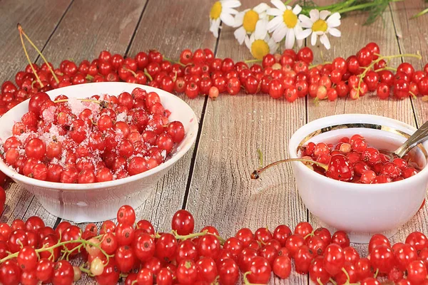 Czerwona Porzeczka Drewnianym Tle Wybiórcza Ostrość Dżem Filiżance Jagody Cukrem — Zdjęcie stockowe