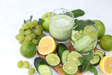 Hafif bir arka planda sebze, meyve ve meyve suyu. Kilo kaybı, yaşam tarzı, detoks diyeti için sağlıklı ve doğal besin kavramı, amacı karbonhidratları ortadan kaldırmak ve vücudu, metinler için bir yer olan