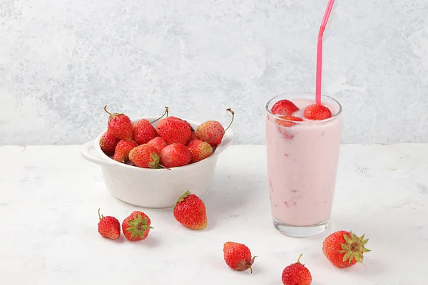 Healthy Breakfast Food Children Strawberry Yogurt Smoothies Granola Strawberries Light — Stock Photo, Image