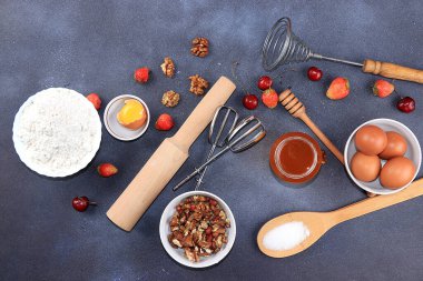 Çilekli turta ve yemek tarifi. Yumurta, un, Sazar, çilek ve bal, üst manzara, düz yatak. Fırın ürünlerinin arkaplanı