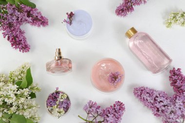 Ahşap bir kase ve banyo havlusunda kokulu leylak çiçekleri olan spa malzemeleri, aromaterapi ve cilt bakımı, düzlük, yaşam tarzı konsepti