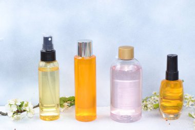 Çeşitli losyonlarla, toniklerle ve parfümlerle spa ve sağlık kompozisyonu, gül suyu ve vücut ürünleriyle aromaterapi, düz konum, yaşam tarzı konsepti,