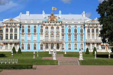 Rusya, St. Petersburg, 10 Temmuz 2020, Ekaterinsky Parkı. Fotoğrafta, Puşkin şehrindeki Catherine Sarayı 'nda izolasyon döneminde insan ve turist yoktu.
