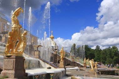 Rusya, St. Petersburg, Peterhof, 9 Temmuz 2020. Fotoğrafta, Devlet Müzesi-Rezerv Peterhof 'un Aşağı Parkı' ndaki Büyük Şelale çeşmesi ve parkta yürüyen insanlar.
