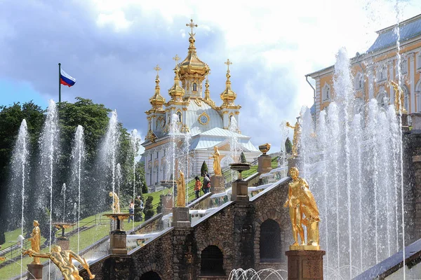 ロシア サンクトペテルブルク ピーターホフ 2020年7月9日 写真では 国立博物館の下の公園にある大カスケードの噴水 ピーターホフ保護区と公園を歩く人々 — ストック写真