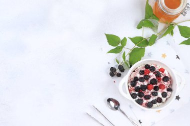 Ahududulu süzme peynir, bal ve böğürtlen, seçici odaklanma. Malzemeli Usefu doğal kahvaltısı, bebek maması Sağlıklı gıda konsepti, üst manzara,