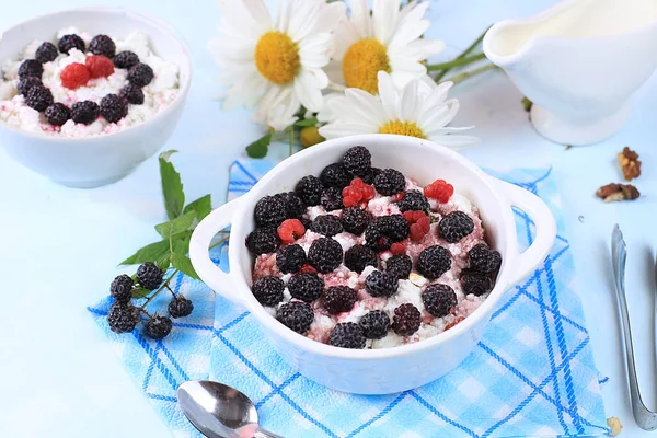 Cottage Cheese Raspberries Milk Blackberries Selective Focus Useful Natural Breakfast — Stock Photo, Image
