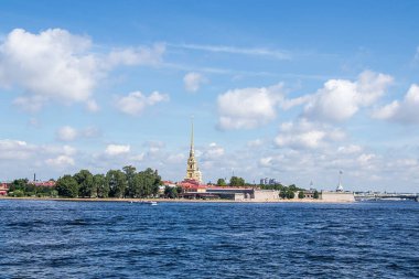 Saint Petersburg, Rusya, 8 Temmuz 2020, Peter ve Paul kalesi. Fotoğrafta, Peter ve Paul kalesi ve turistlerle dolu tekneler, saray duvarından manzara...