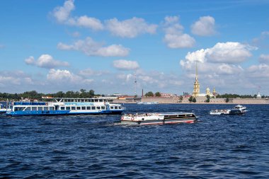 Saint Petersburg, Rusya, 8 Temmuz 2020, Peter ve Paul kalesi. Fotoğrafta, Peter ve Paul kalesi ve turistlerle dolu tekneler, saray duvarından manzara...