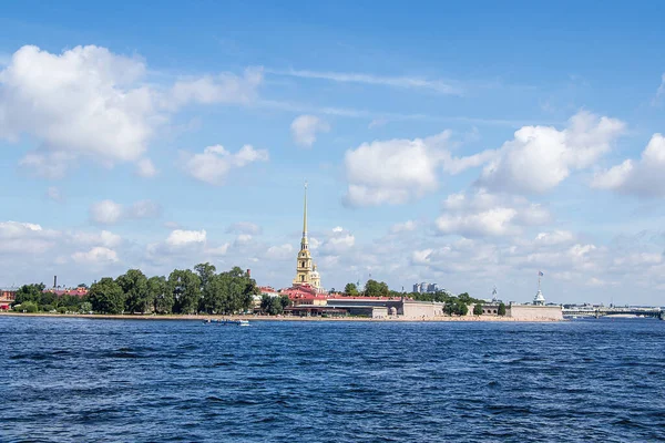 Saint Petersburg, Rusya, 8 Temmuz 2020, Peter ve Paul kalesi. Fotoğrafta, Peter ve Paul kalesi ve turistlerle dolu tekneler, saray duvarından manzara...