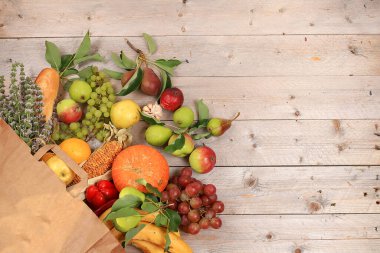Sağlıklı doğal gıdalar, sağlıklı yaşam tarzı konsepti, sıfır atık. Yemek teslimatı, bağış. Sebzeler, paket meyveler.,
