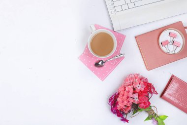Modern kadın masaüstü, merkez ofis. Not defteri, kahve, ışık masasındaki bahar çiçekleri. Asgari iş konsepti, düz konum, metin için yer.