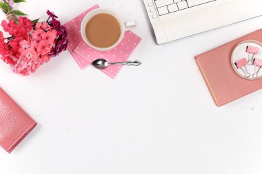 Modern kadın masaüstü, merkez ofis. Not defteri, kahve, ışık masasındaki bahar çiçekleri. Asgari iş konsepti, düz konum, metin için yer.