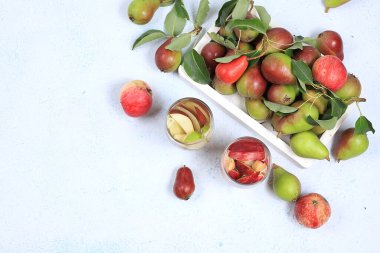 Elma ve armut şarabı, meyve suyu veya meyve suyu ve malzemeler güneşli bir masada. Diyet ve kilo kaybı kavramı. Elmalar vücudu temizlemeye ve ağırlığı azaltmaya yardımcı olur. Sağlıklı beslenme,