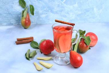 Apple elma şarabının sonbahar içkisinden sıcak şarap. Diyet ve kilo kaybı kavramı. Elmalar vücudu temizlemeye ve ağırlığı azaltmaya yardımcı olur. Sağlıklı beslenme, detoksifikasyon