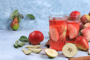 Apple elma şarabının sonbahar içkisinden sıcak şarap. Diyet ve kilo kaybı kavramı. Elmalar vücudu temizlemeye ve ağırlığı azaltmaya yardımcı olur. Sağlıklı beslenme, vücudun detoksifikasyonu.