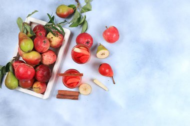 Apple elma şarabının sonbahar içkisinden sıcak şarap. Diyet ve kilo kaybı kavramı. Elmalar vücudu temizlemeye ve ağırlığı azaltmaya yardımcı olur. Sağlıklı beslenme, vücudun detoksifikasyonu.