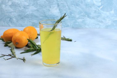 Limonlu elma şarabı, şifalı otlar, sonbahar içkisi. Diyet ve kilo kaybı kavramı. Meyveler vücudu temizler ve bağışıklık sistemini güçlendirir. Sağlıklı beslenme, vücudun detoksifikasyonu.,