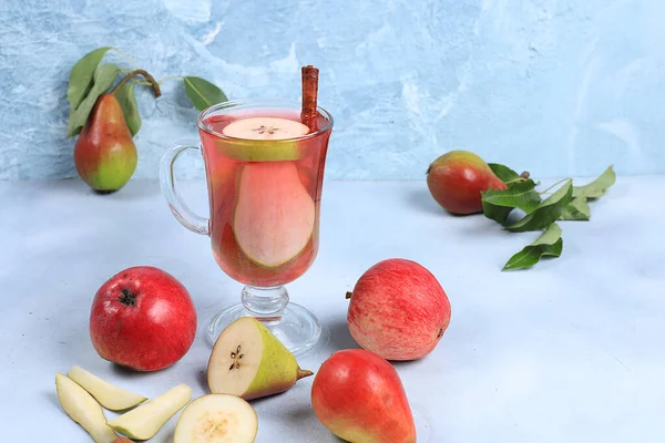 Elma şarabı ve armut şarabı, sonbahar içkisi. Diyet ve kilo kaybı kavramı. Meyveler vücudu temizler ve bağışıklık sistemini güçlendirir. Sağlıklı beslenme, vücudun detoksifikasyonu.,