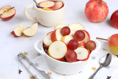 Meyve salatası, malzemeli sağlıklı kahvaltı müsli yoğurt, elma, armut ve üzüm. Sağlıklı ve doğal gıda kavramı, yaşam tarzı.