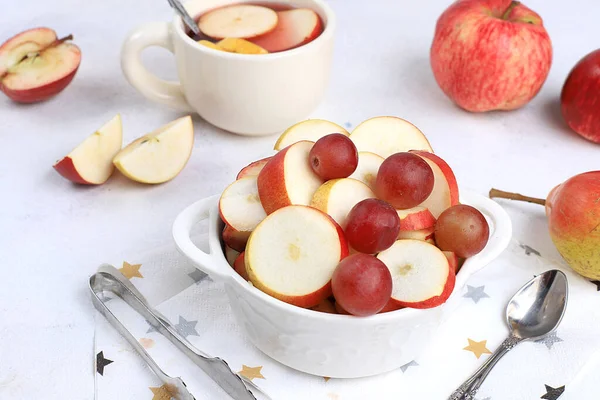 Meyve salatası, malzemeli sağlıklı kahvaltı müsli yoğurt, elma, armut ve üzüm. Sağlıklı ve doğal gıda kavramı, yaşam tarzı.