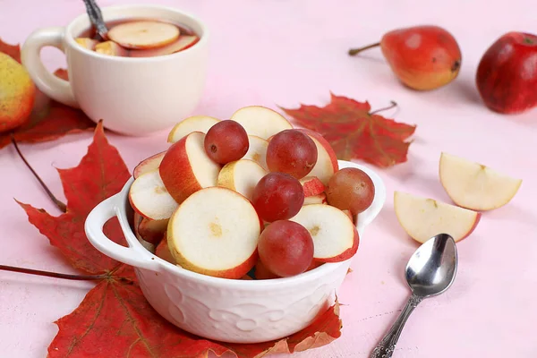 Meyve salatası, malzemeli sağlıklı kahvaltı müsli yoğurt, elma, armut ve üzüm. Sağlıklı ve doğal gıda kavramı, yaşam tarzı..
