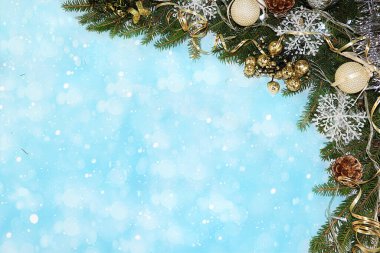 Yılbaşı ve yeni yıl arkaplanı Bokeh ışıkları, koni dalları ve kar taneleri süslemeleri için, yazı için yer. Tebrik kartı, seçici odaklanma, bayram tanıtımı için ürün sergilenmesi ya da yerleştirilmesi için pankart