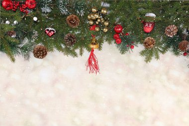 Noel ve Yeni Yıl arkaplan ışıkları, kozalaklı köknar dalları ve kar tanelerindeki süslemeler, yazı için yer. Tebrikler, seçici odaklanma için yeni yıl kartı