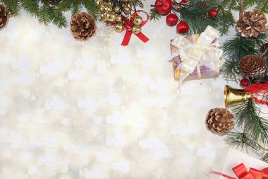 Noel ve yeni yıl hediyeleri, arka planda bokeh ışıkları, köknar dalları ve kırmızı rowan böğürtlenleri, mesaj için yer. Tebrikler için yeni yıl kartı, seçici odaklanma, internet içeriği reklamları için pankart