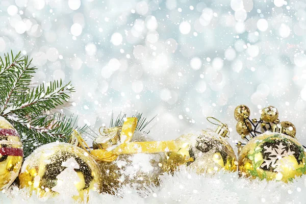 Neujahr Hintergrunddekoration Für Zweige Mit Tannenzapfen Und Geschenke Schneeflocken Weihnachtsgrußkarte — Stockfoto