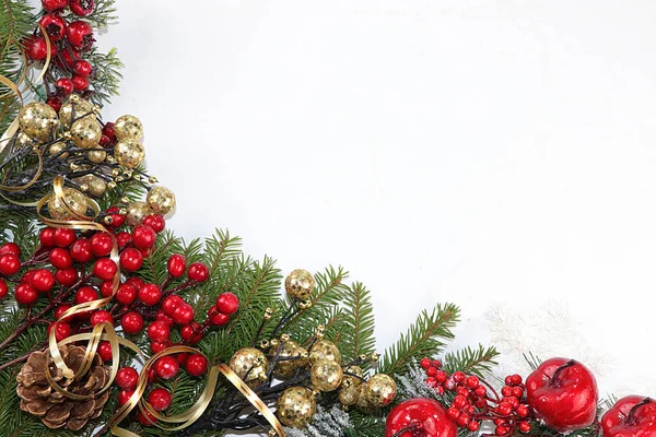 Natal Ano Novo Fundo Branco Para Ramos Com Cones Decorações — Fotografia de Stock