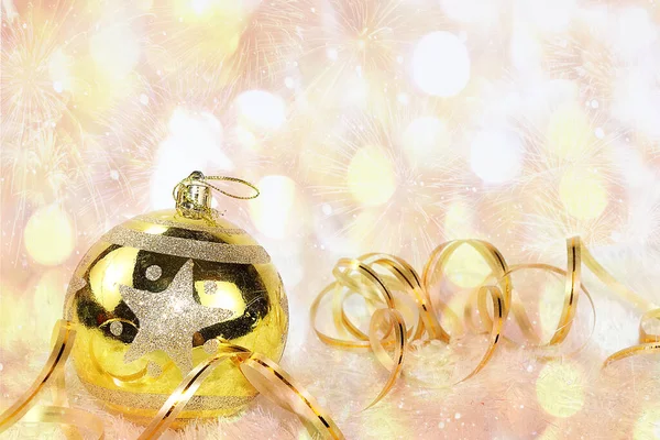 Weihnachten Und Neujahr Hintergrund Mit Bokeh Lichtern Elegantes Weihnachtsbaumspielzeug Mit — Stockfoto