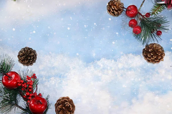 Weihnachten Und Neujahr Hintergrund Mit Einem Blauen Schneebedeckten Hintergrund Für — Stockfoto