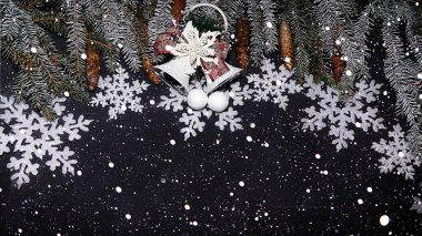Karanlık bir arkaplanda Noel ve yeni yıl, kar taneleriyle süslenmiş dallar için, yazı için yer. Tebrikler için yeni yıl kartı, seçici odaklanma, göstermek için pankart