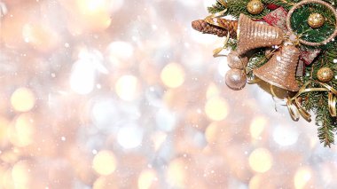 Noel ve Yeni Yıl arkaplan ışıkları, kar taneleri süslemeli dallar, yazı için yer. Tebrikler için yeni yıl kartı, seçici odaklanma, göstermek için pankart