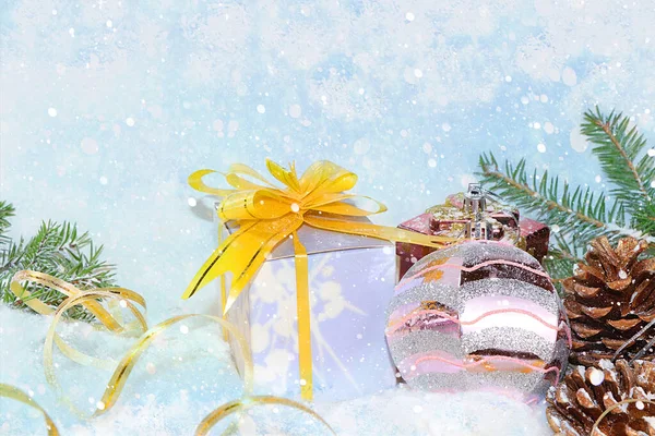 Navidad Año Nuevo Fondo Azul Nieve Para Ramas Con Decoraciones — Foto de Stock