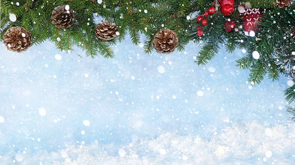 Weihnachten Und Neujahr Hintergrund Mit Einem Blauen Schneebedeckten Hintergrund Für — Stockfoto