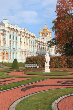 Rusya, St. Petersburg, 3 Ekim 2020, Ekaterinsky Parkı. Fotoğrafta, Puşkin kentindeki Catherine Sarayı 'nda koronavirüs nedeniyle izolasyon döneminde insanlar ve turistler yoktu.