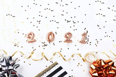 Mutlu yıllar 2021 kutlamaları. Noel süslemeleri, tebrik kartları, sergi afişleri, tatil reklamları için ürün özelleştirmesi, hediye çantaları, numaralar ve yaylar, düz yatış, üst görünüm